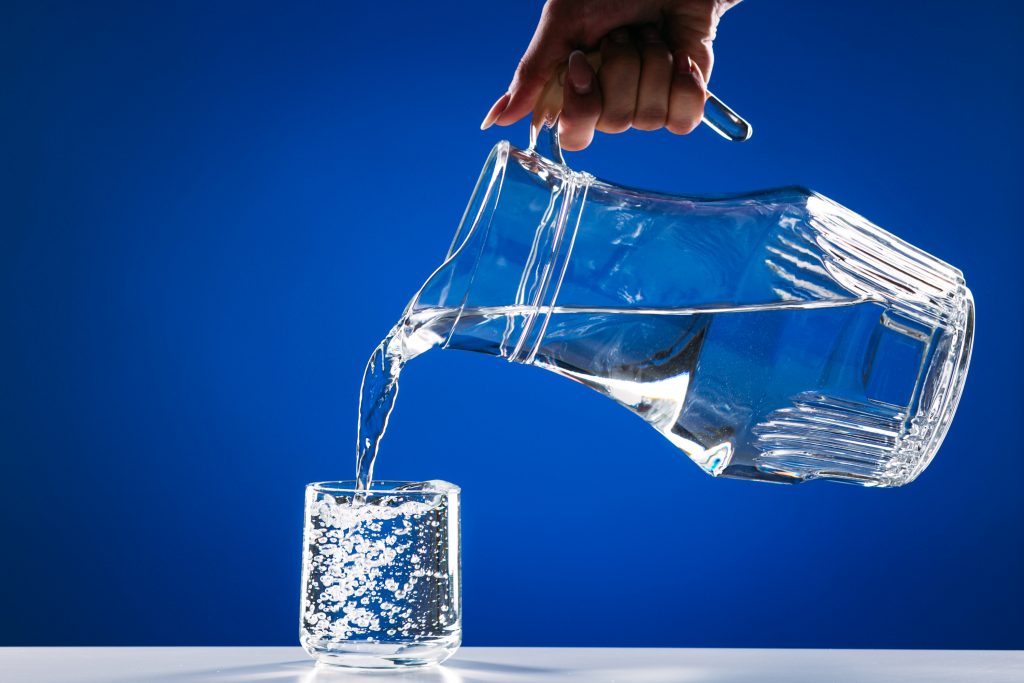 Nalievanie vody z džbánu do poháru